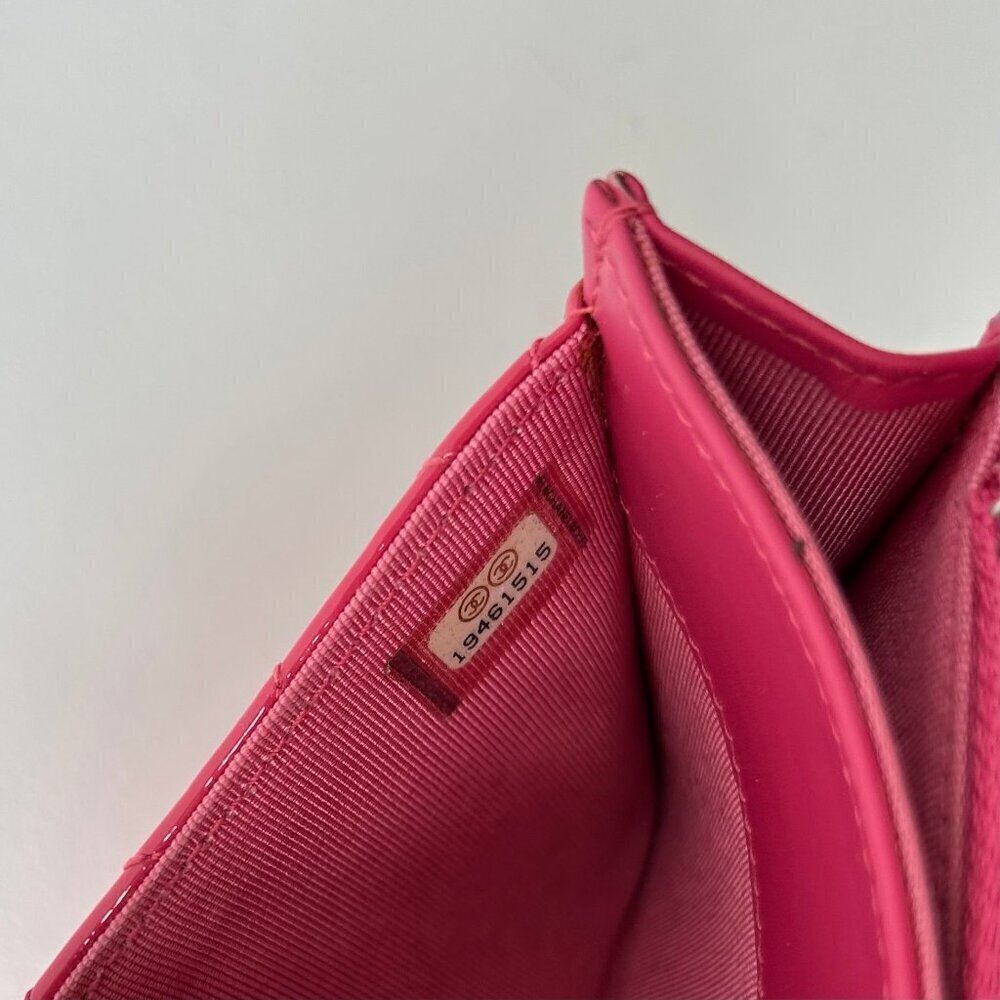 CHANEL QUILTED PATENT LEATHER FLAP ZIP CLASSIC WALLET FUSCHIA CC LOGO - Picture 10 of 13